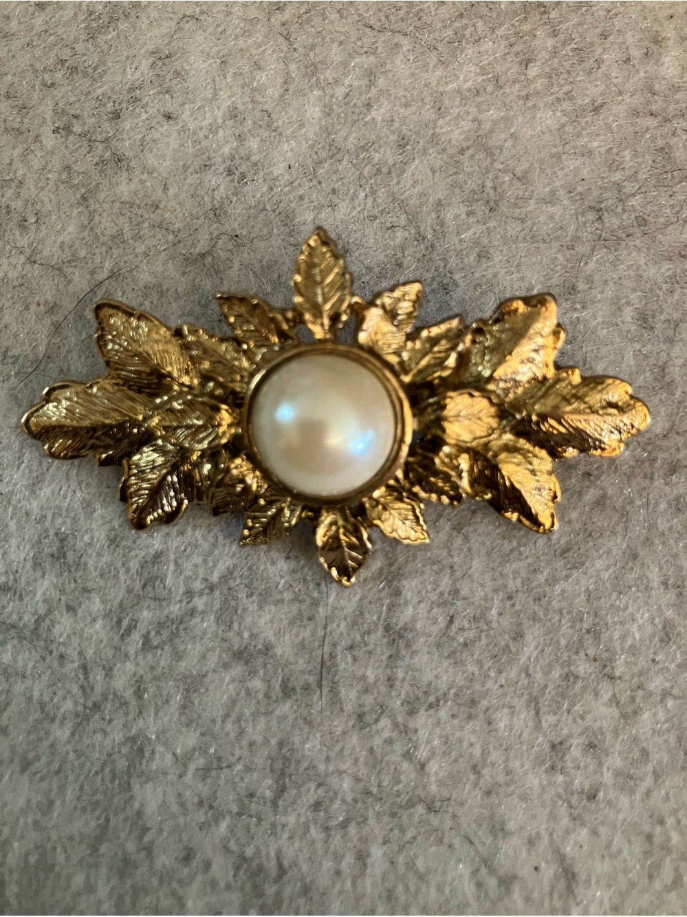 Detailed Gold Tone Leaf Faux Pearl Brooch
